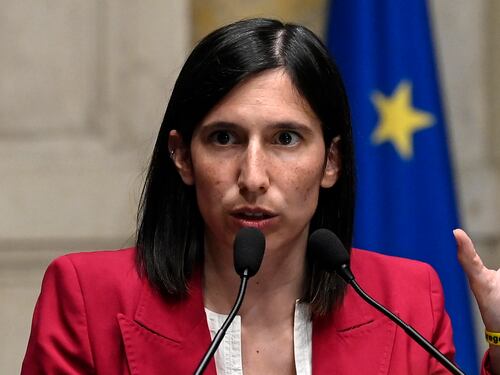 Il Pd spaccato in tre sta con l'estrema destra sui fondi Pnrr alle armi