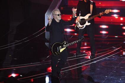 Sanremo 2024: ecco il look della quarta serata del Festival dei The Kolors 4
