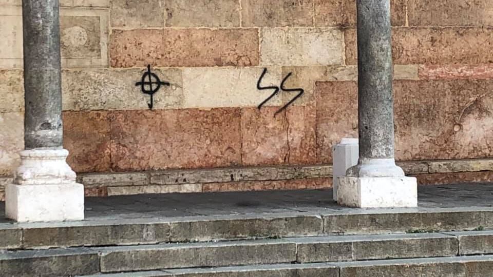 Svastica e simboli fascisti sul Duomo di Cremona