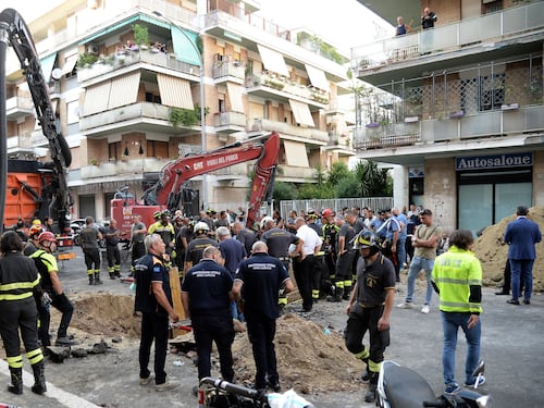 Crolla il tunnel della "banda del buco". L'ultimo estratto dopo 9 ore: 4 arresti
