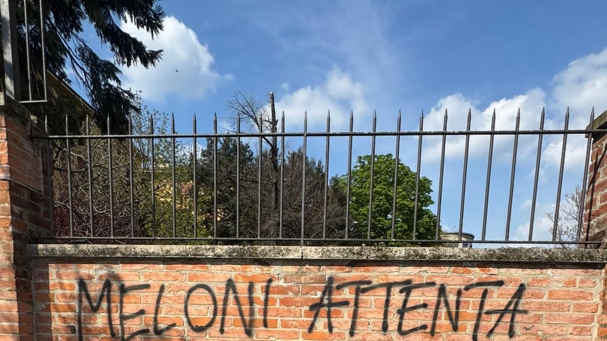 "Meloni attenta. A piazzale Loreto…". Scritta choc di Bologna "firmata" dalla stella a cinque punte