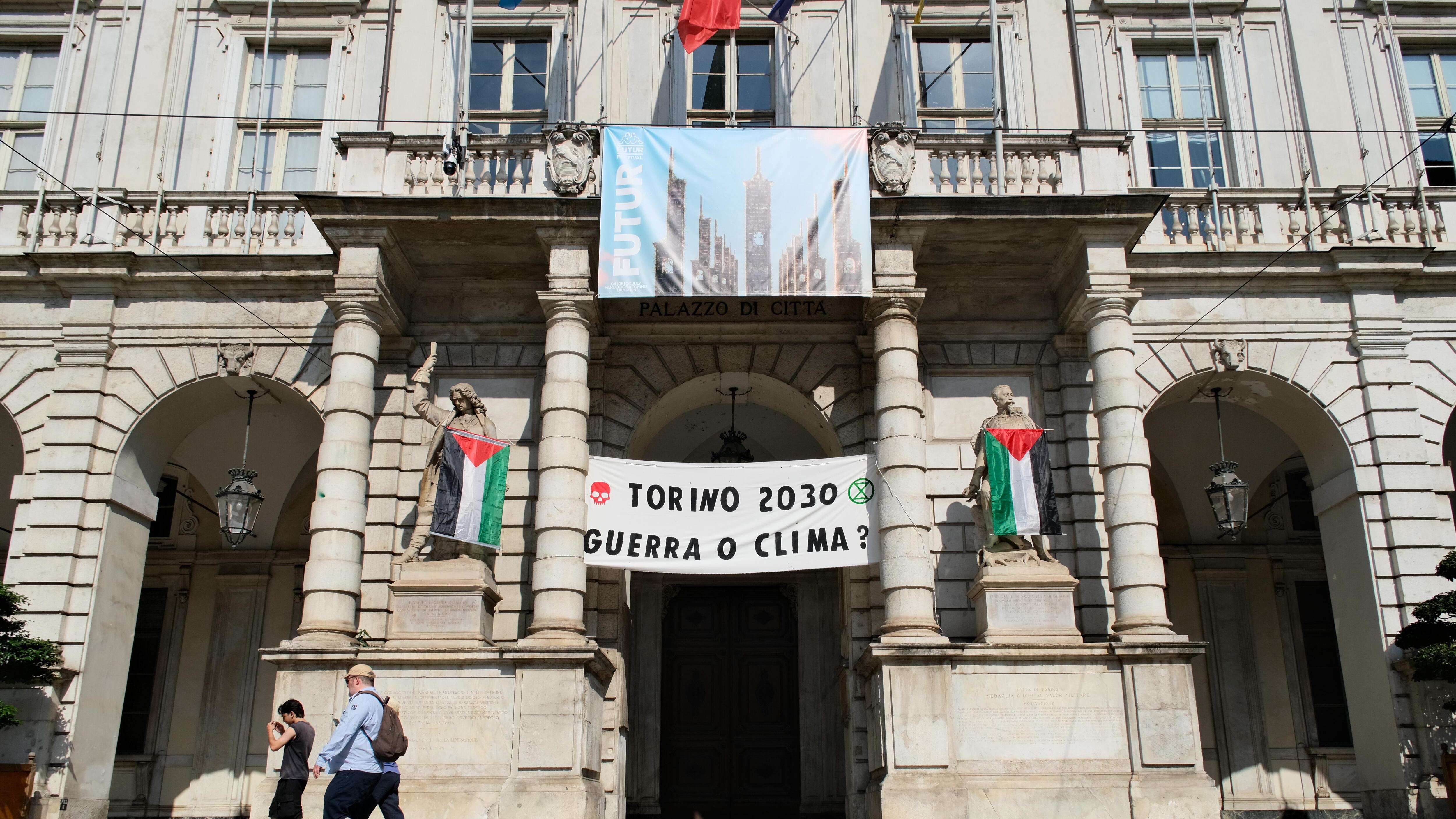 Statue con i gilet della Palestina: l'ultima follia di Extinction Rebellion