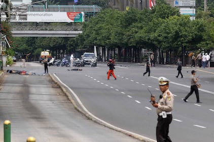 Giacarta, cadaveri riversi per le strade 4