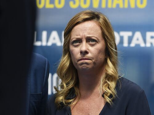 Meloni al governo: "Non c'è onore nel vostro tradimento"