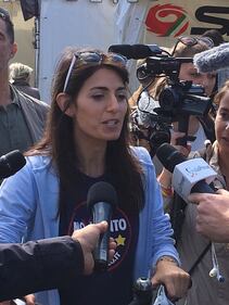 Al seggio con la maglietta M5S: è polemica contro la Raggi 4