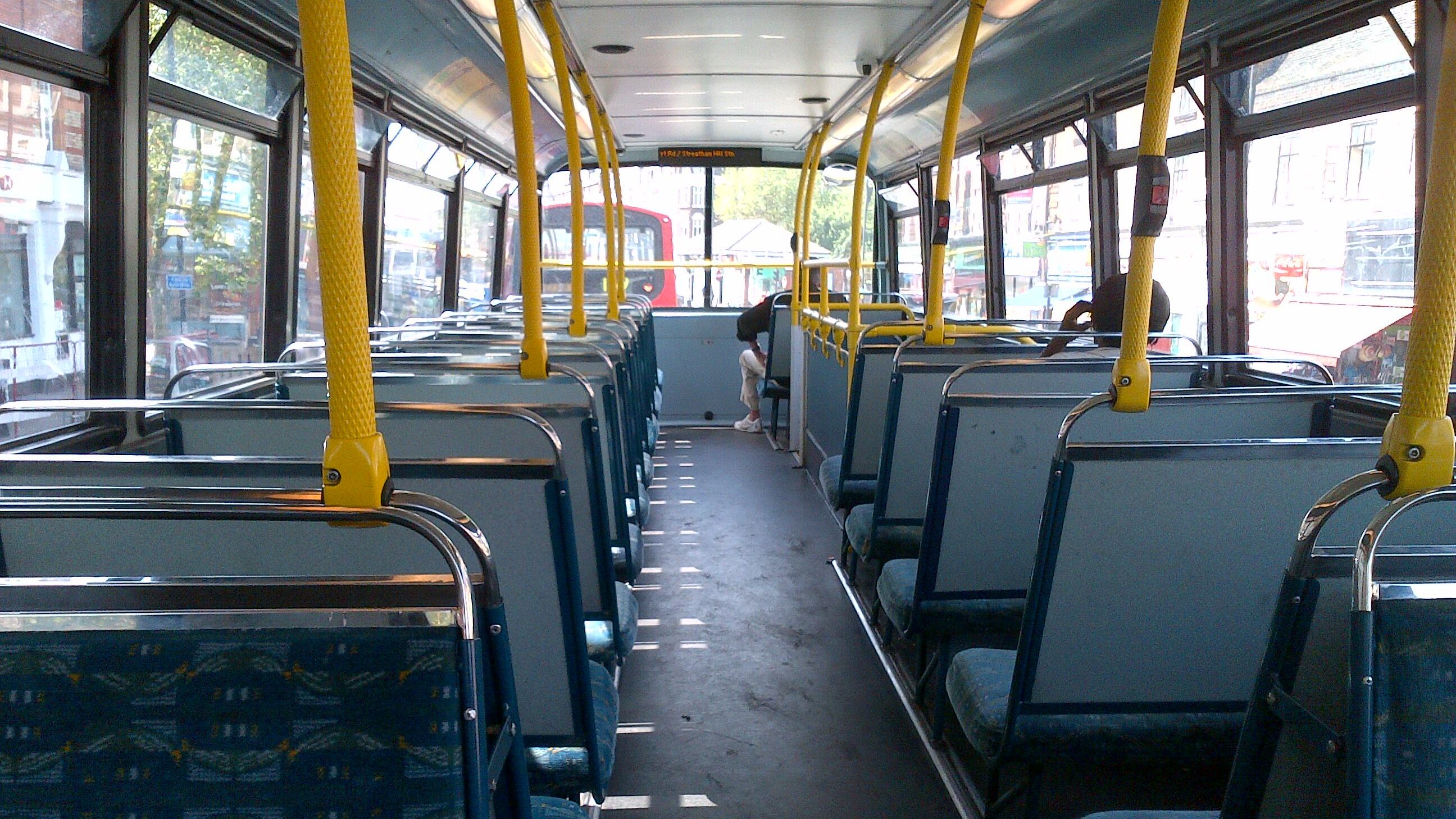 Non vuole attendere lo stop, senegalese fa pipì sul bus