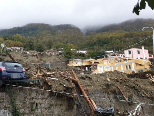 Giovanni, il salvataggio diventa simbolo. Ansia per chi non si trova, gara di solidarietà