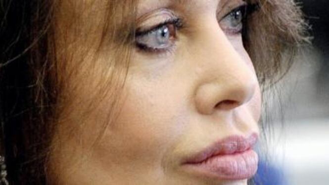 Veronica Lario chiama Berlusconi: "Ti sono vicina..."