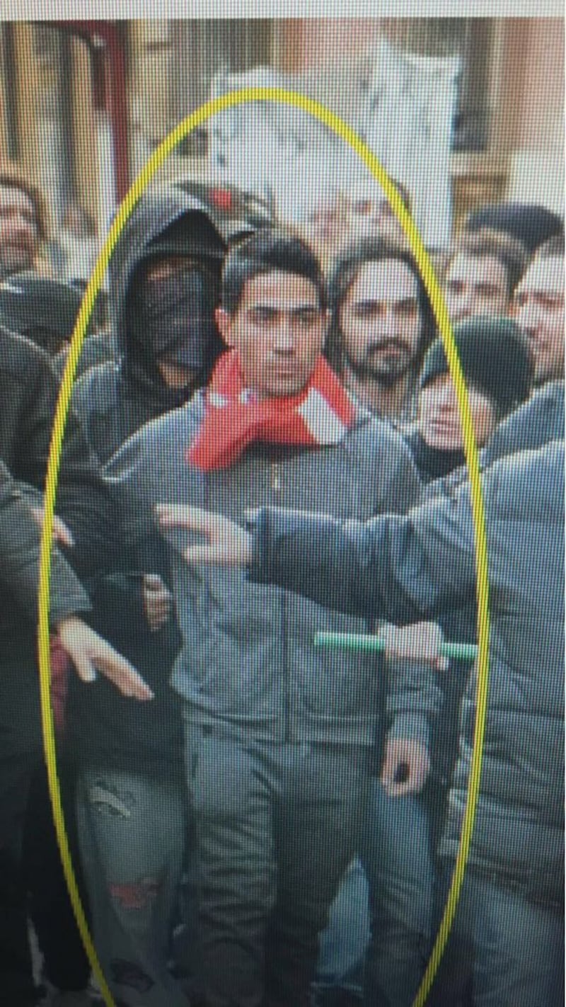 L'uomo in grigio che si cerca di identificare