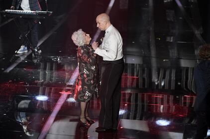 Sanremo, "Lo Stato Sociale" e la "vecchi che balla" 1