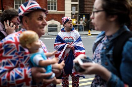 Fans aspettano la nascita del royal baby fuori dall'ospedale 5