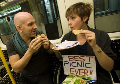 Donne fotografate mentre mangiano in metro, a Londra scatta la protesta 5