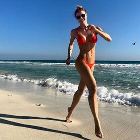 Martina Colombari: fisico scolpito in spiaggia per Natale 1