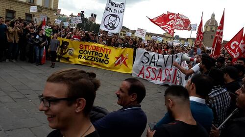 Firenze, fantoccio di Salvini calato in Arno 1