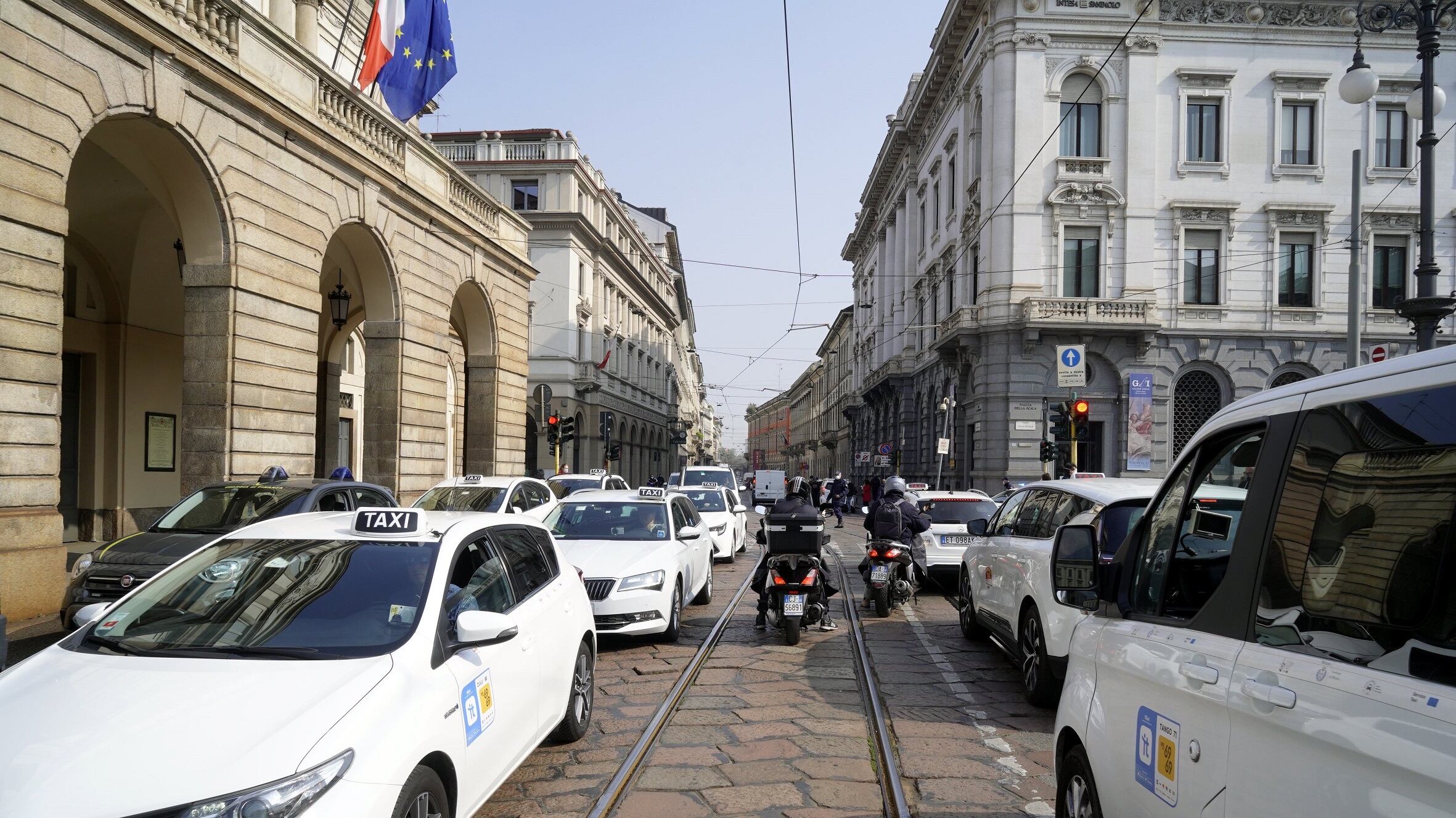 "Lanci di bottiglie, insulti e trucchi per non pagarci"