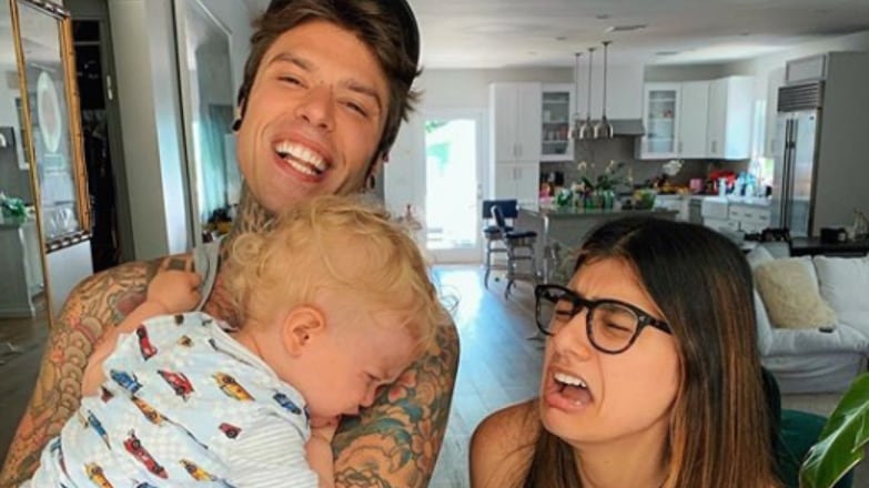 Fedez a casa con l'ex pornostar Mia Khalifa e Leone in lacrime: "Un giorno mi ringrazierai"