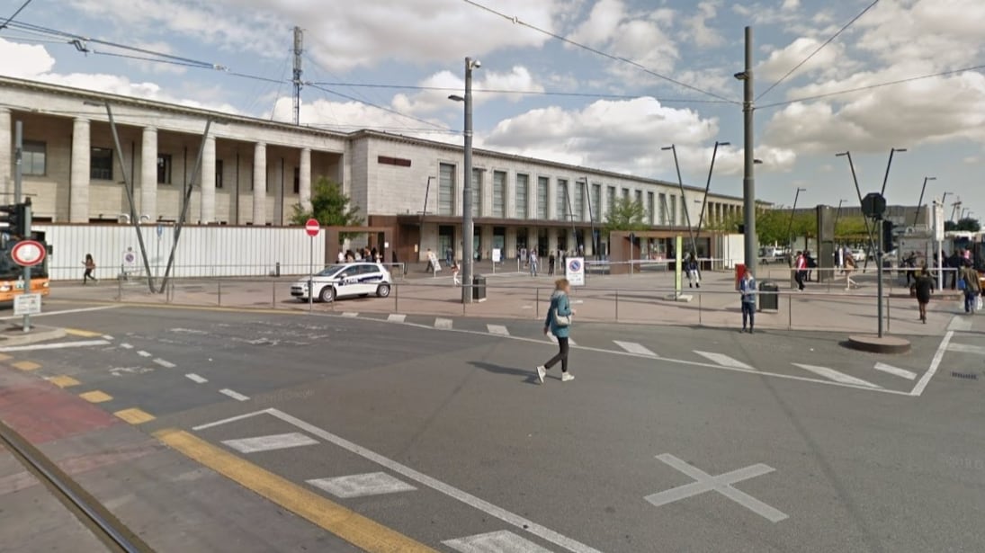 Molestata da straniero che si cala pantaloni, l'incubo di una 18enne