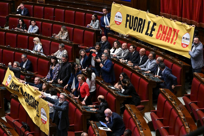 L’ipocrisia della sinistra. Nega le chat sui Cpr ma voleva quelle di Fdi