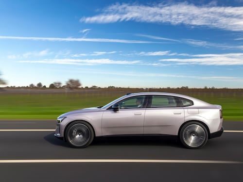Volvo ES90, la nuova ammiraglia elettrica tra comfort, tecnologia e ricarica rapida