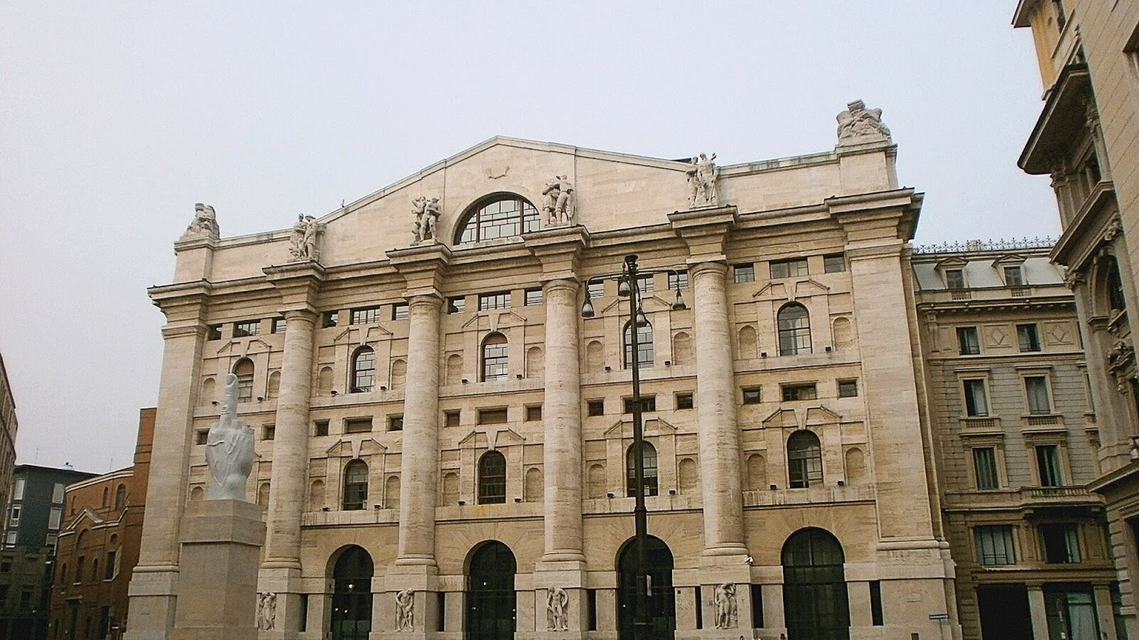 Lo strano caso di Piazza Affari: ecco perché vola nonostante guerre, tassi e inflazione