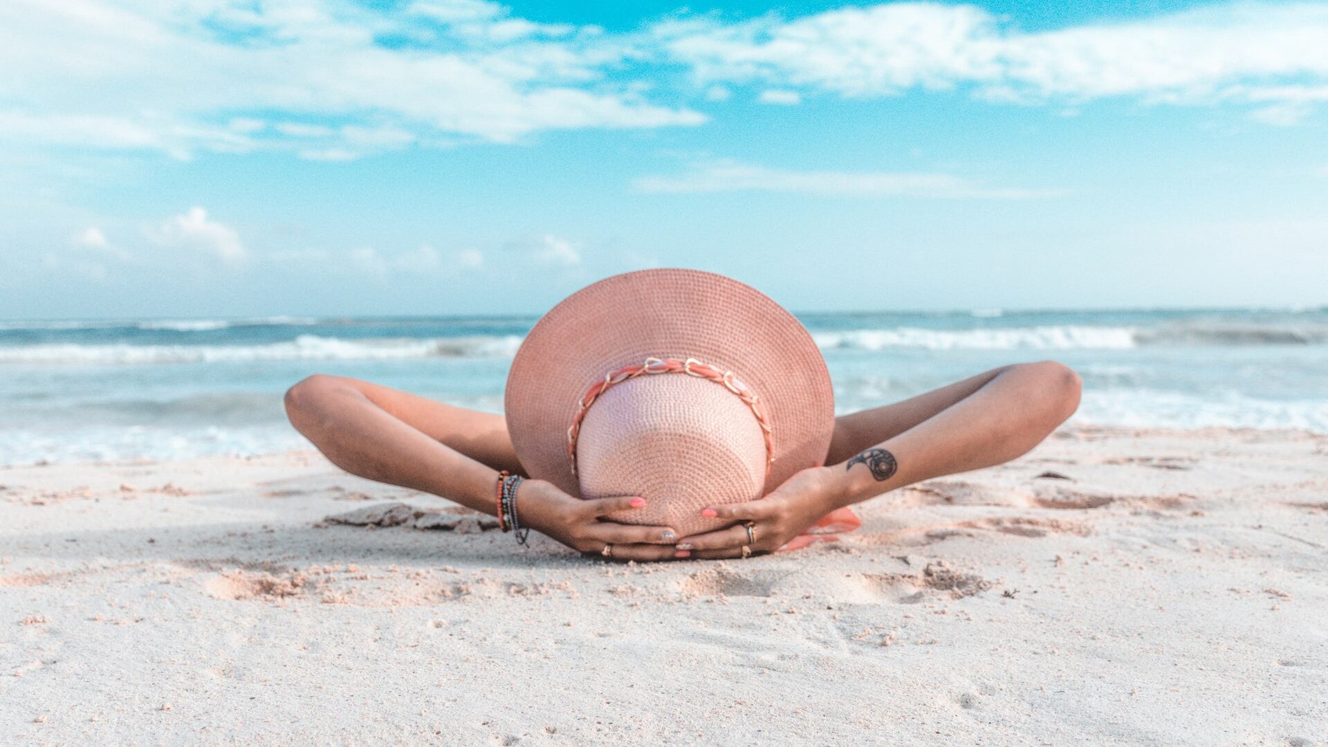Partenze in calo e vacanze più brevi. Ma l'"Ft" avverte: "È stato il turismo a spingere il Pil"