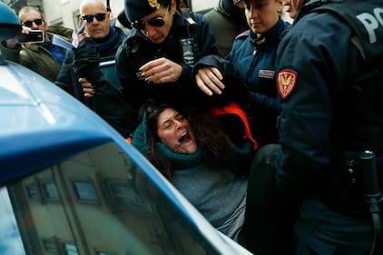 Ultima generazione tenta il blitz a Palazzo Chigi: fermati dalla polizia 3