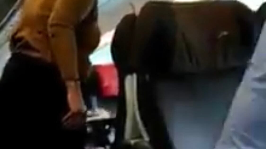 "Uomo di m...", "Pazza": continua la lite in treno per la mascherina