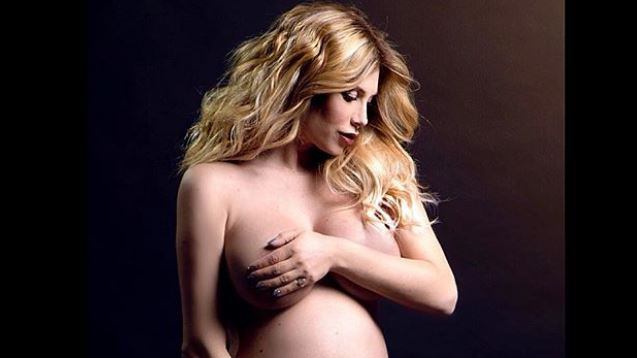 Paola Caruso nuda col pancione. E il web non perdona