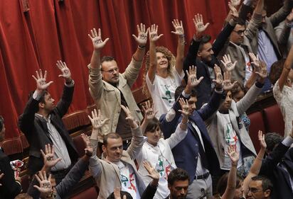 Bagarre alla Camera: dal M5S proteste, insulti e sfottò 9