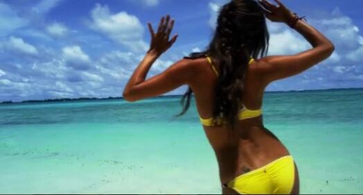 Alessandra Ambrosio completamente nuda in spiaggia 11