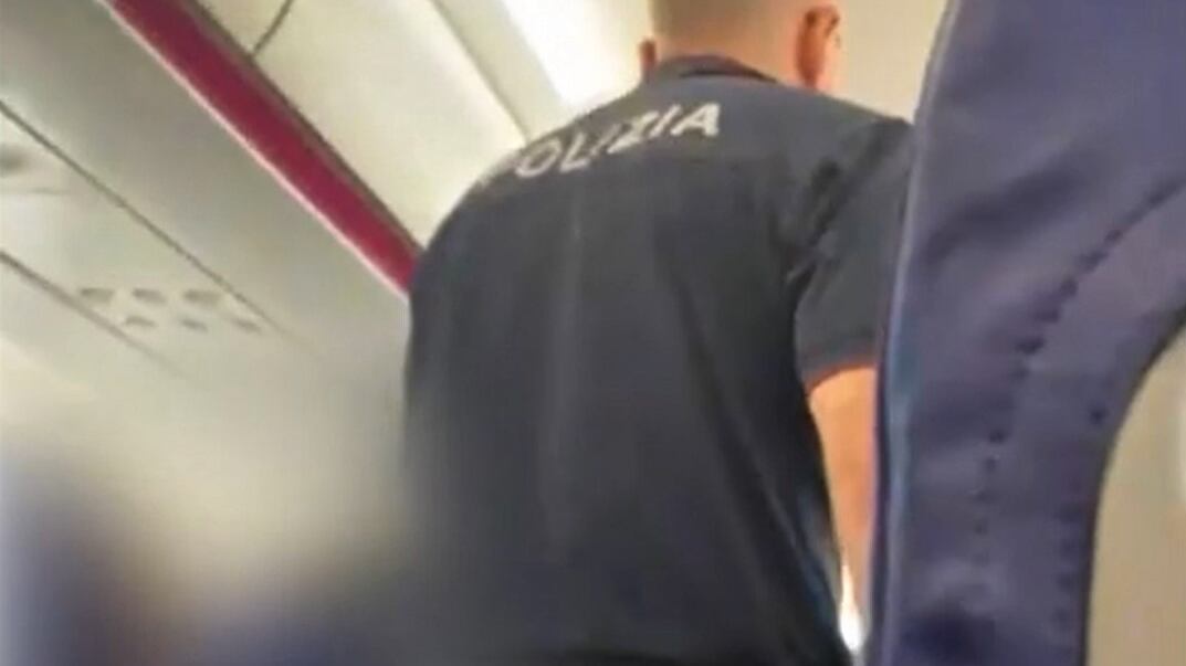 Urina in una bottiglia a bordo dell'aereo: choc sul volo