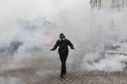 I black bloc sono scesi in piazza. Scontri con la polizia francese 4