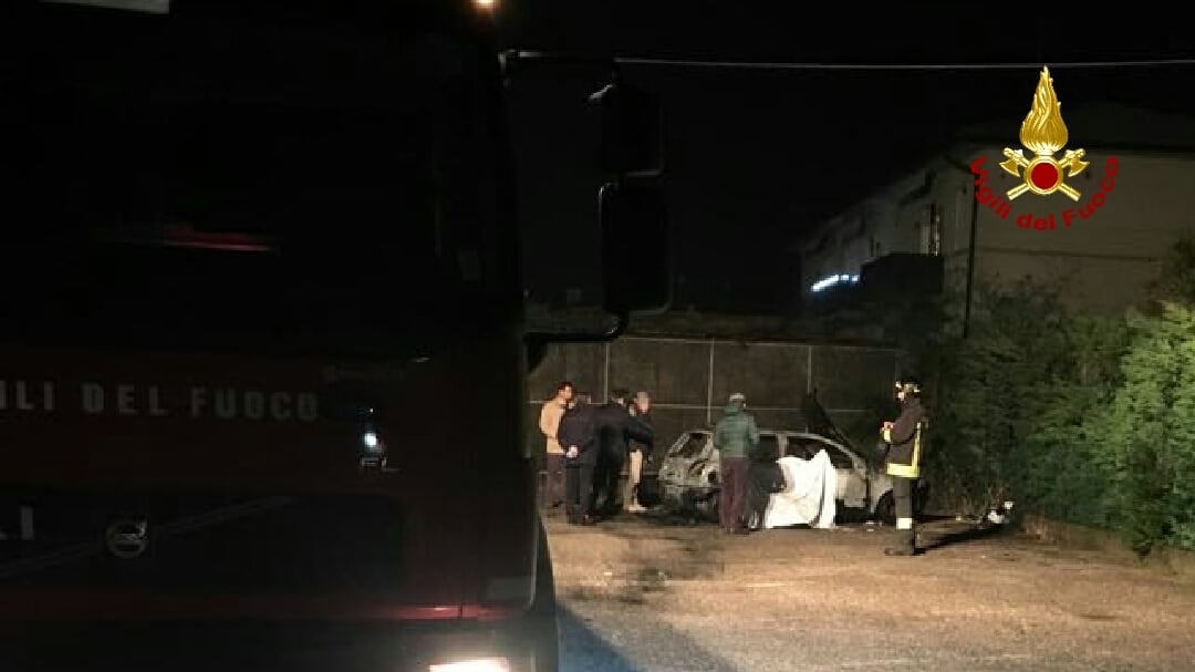 Bruciano vivo un clochard: il giudice non li condanna