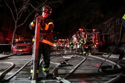 New York, brucia un intero palazzo nel Bronx 14