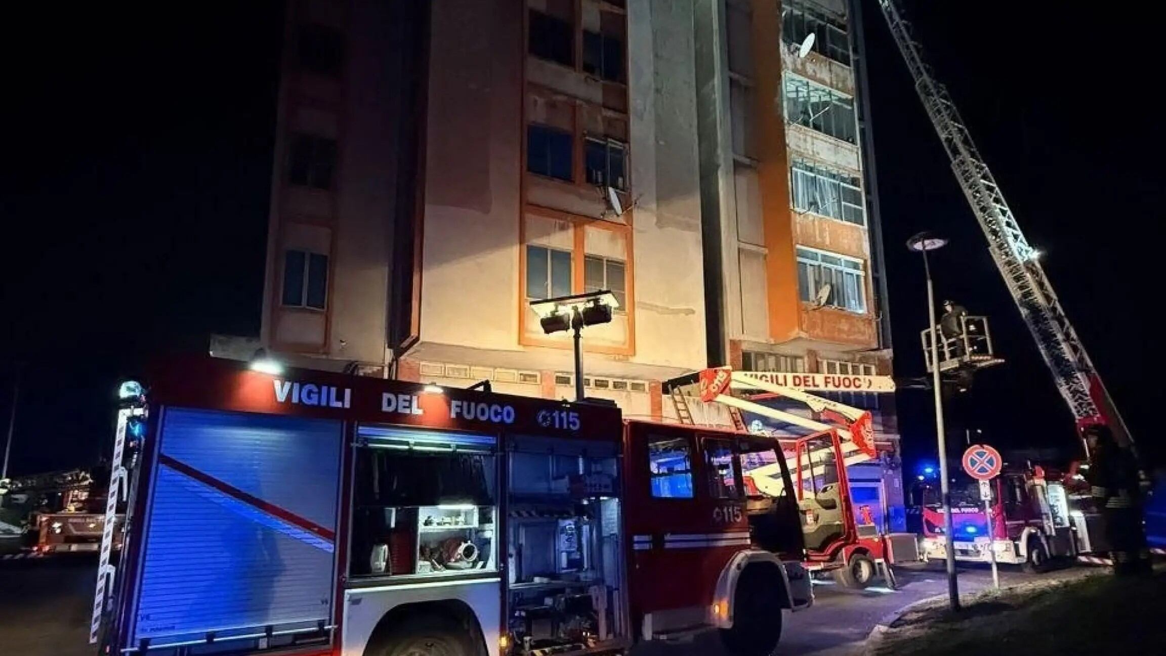 A fuoco un grattacielo a Ferrara: 200 persone evacuate