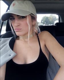 Roshelle sexy sulla copertina dell'inedito 15