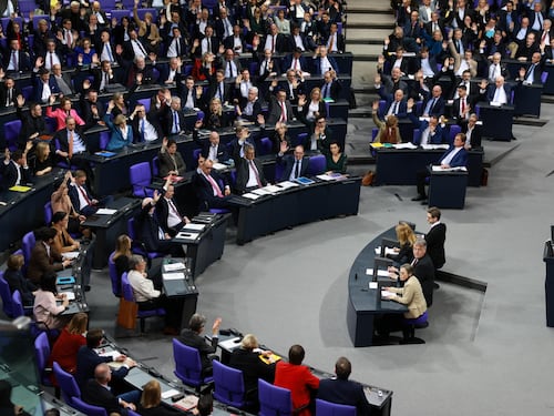 Germania, salta l'asse tra Cdu e Afd: bocciata la stretta ai migranti