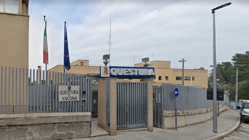 Il boato, poi il sangue: agente si spara in caserma. L'ombra della delusione d'amore