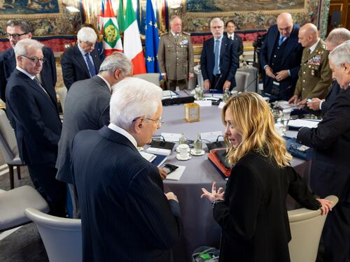Mattarella e Meloni: ok aiuti all'Ucraina. "L'Europa si adegui alla guerra ibrida"