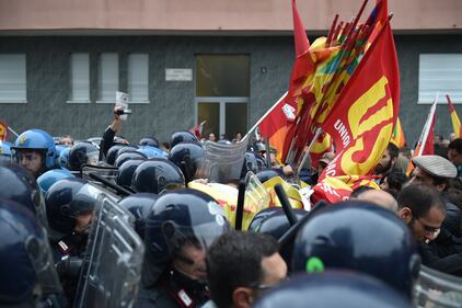 Scontri tra centri sociali e polizia al vertice Ue 12