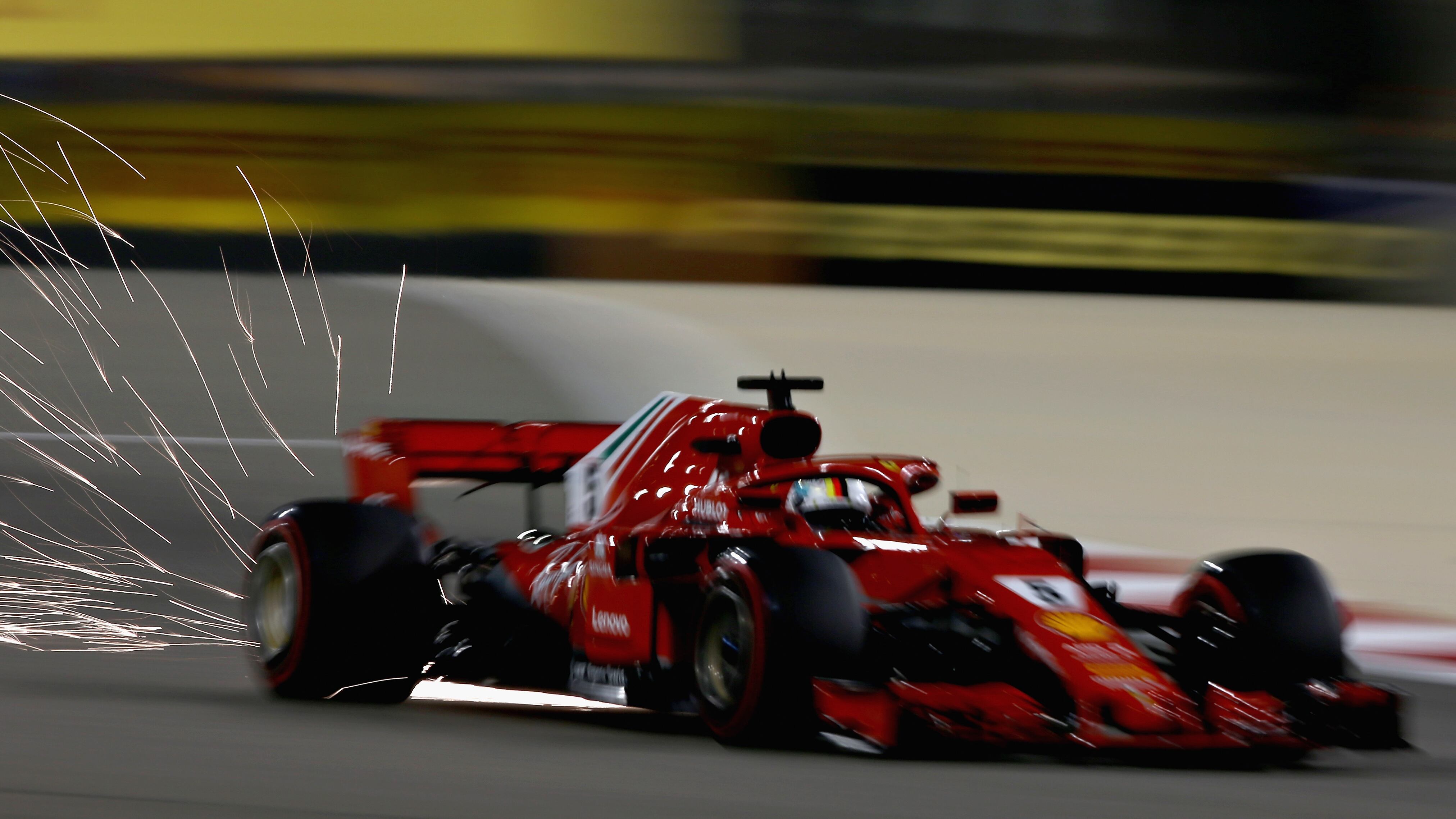 Due Ferrari volano nel deserto. Ecco la F1 del 2021