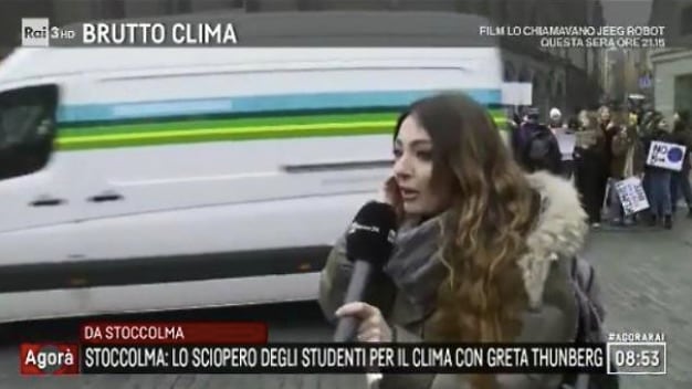Agorà, fuorionda imbarazzante dell'inviata: "Volevo faje vede' er bordello..."