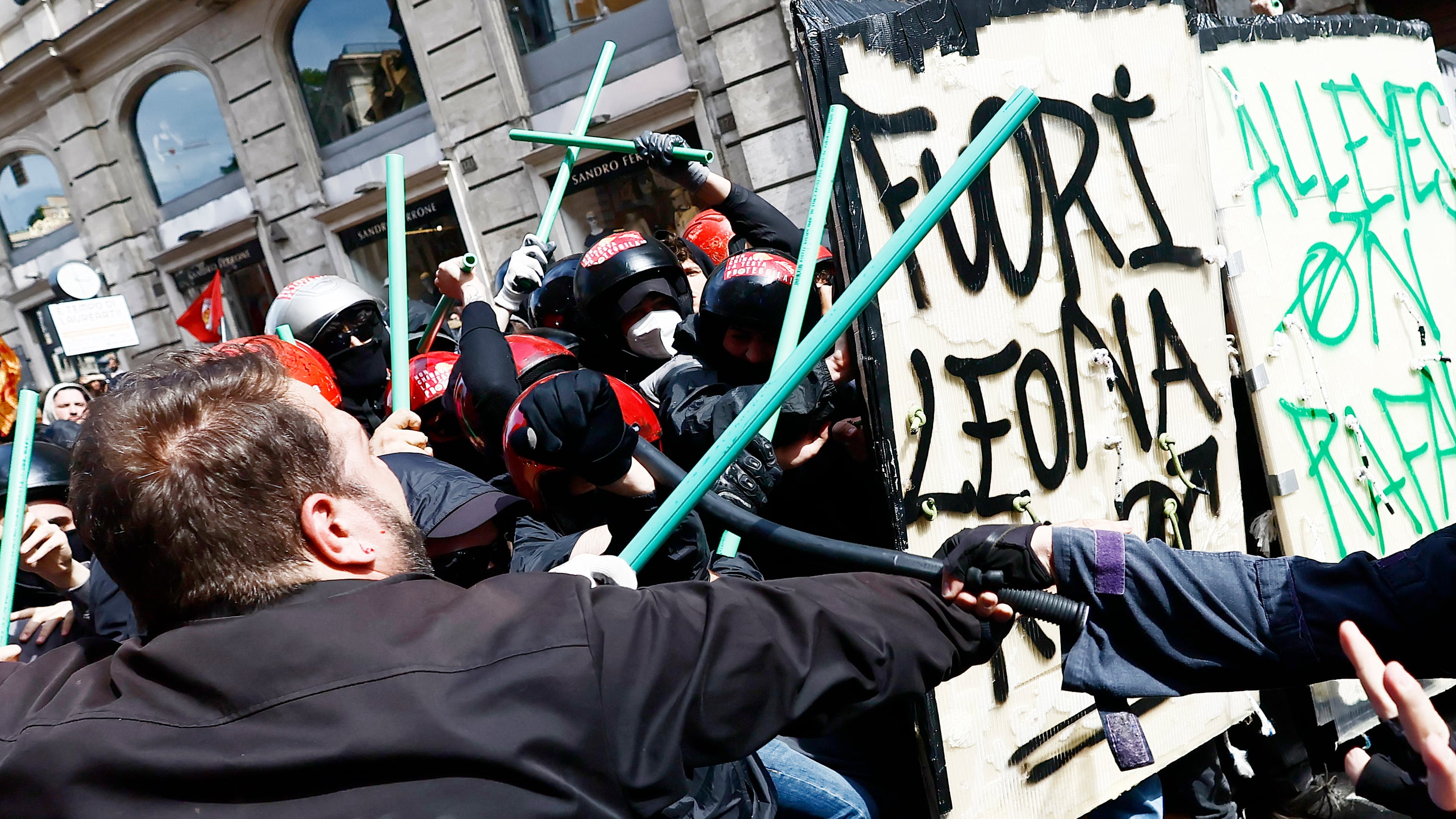 Il corteo a Roma anti Dl Sicurezza: Capitale blindata, 40 identificati