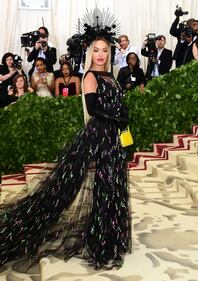 Met Gala 18: Rihanna con la mitra e Madonna con la veletta 2