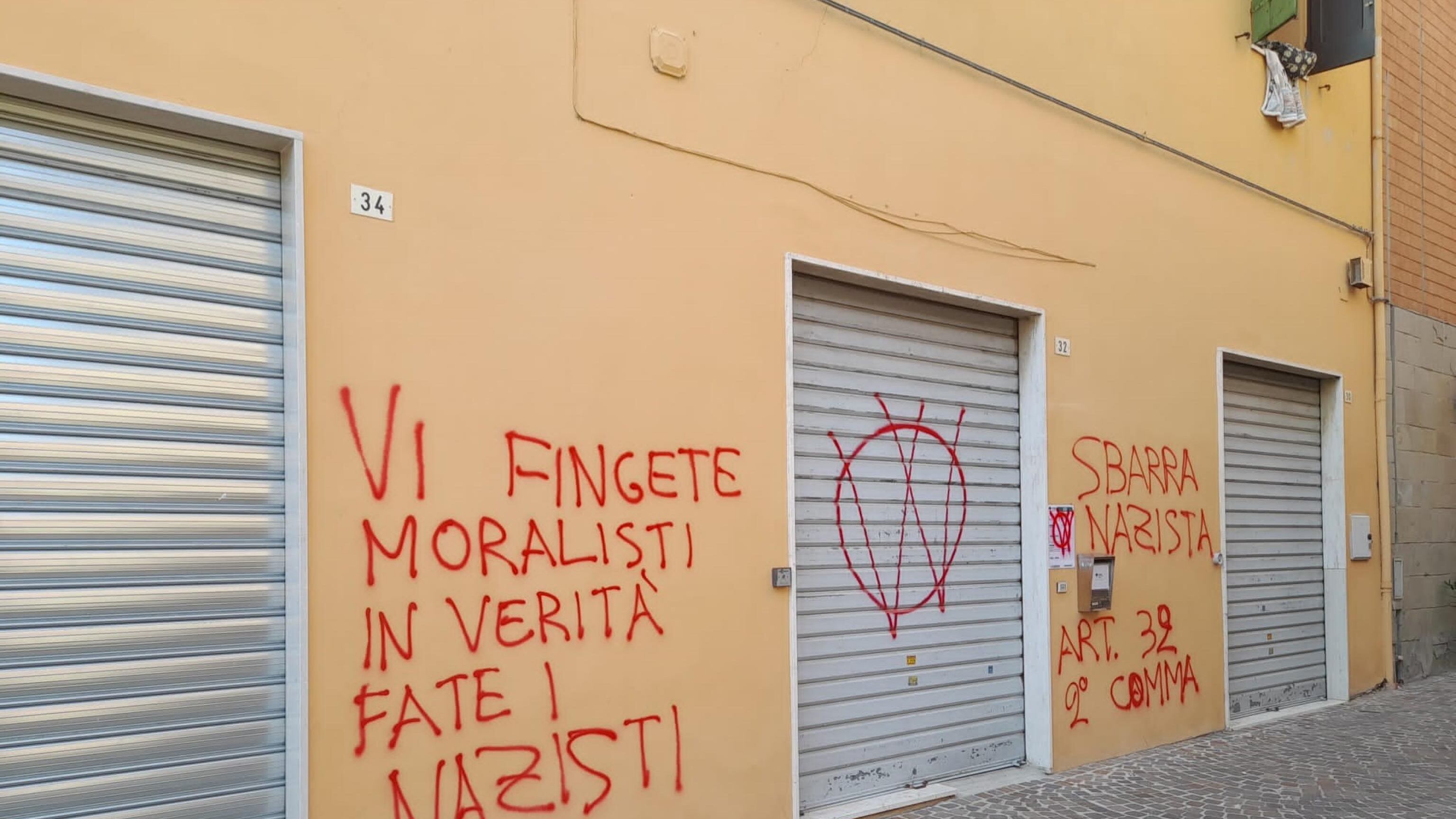 "Siete nazisti". Imbrattate le sedi Cgil e Cisl