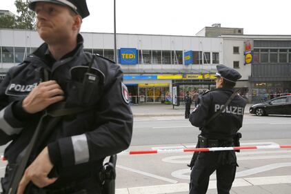 Amburgo, uomo accoltella i clienti di un supermercato 9