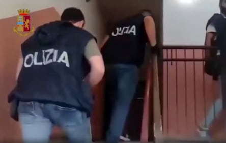 Blitz delle forze dell'ordine questa mattina in via Bolla 1