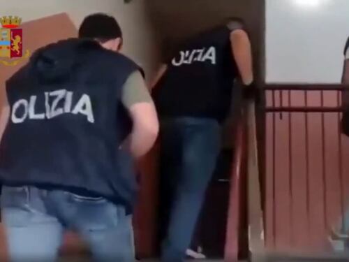 Blitz delle forze dell'ordine questa mattina in via Bolla