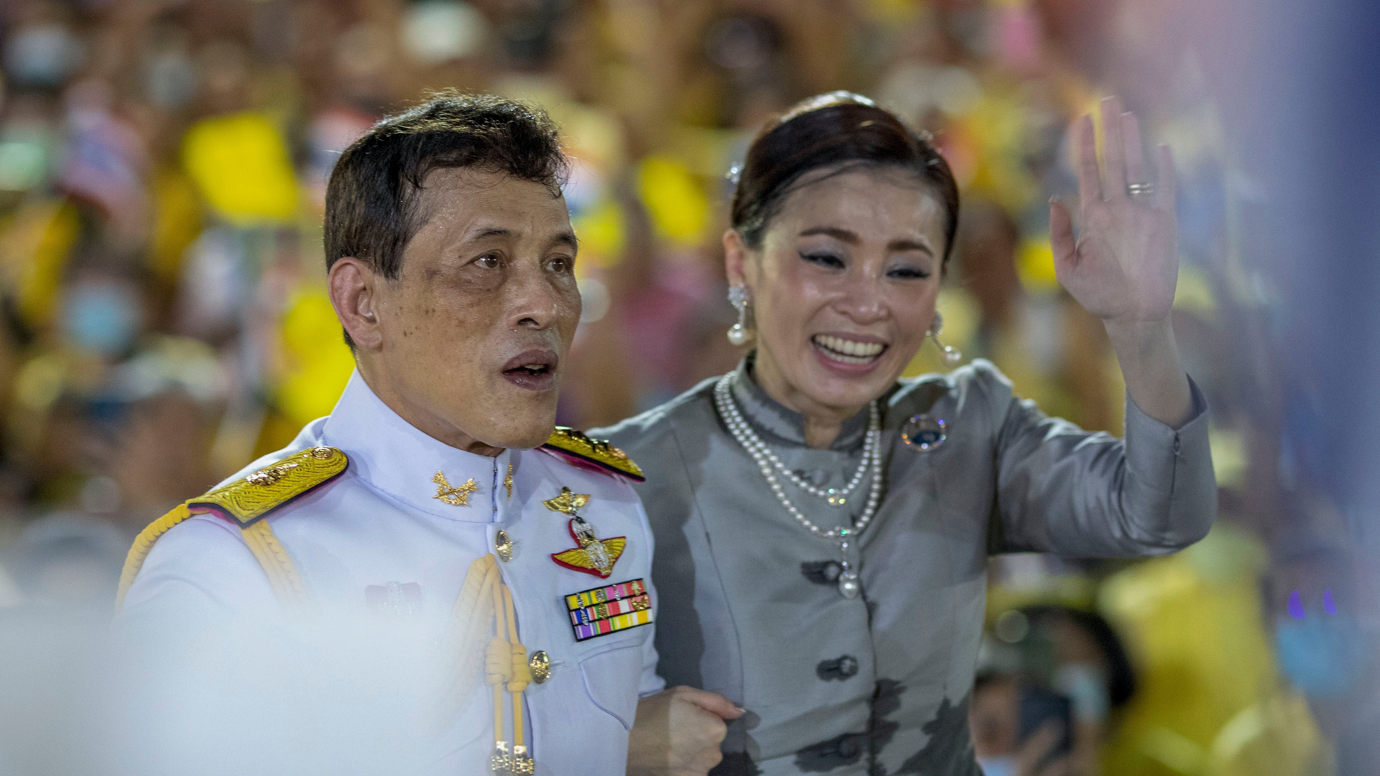 Vizi ed eccessi di Rama X di Thailandia, il sovrano più ricco del mondo