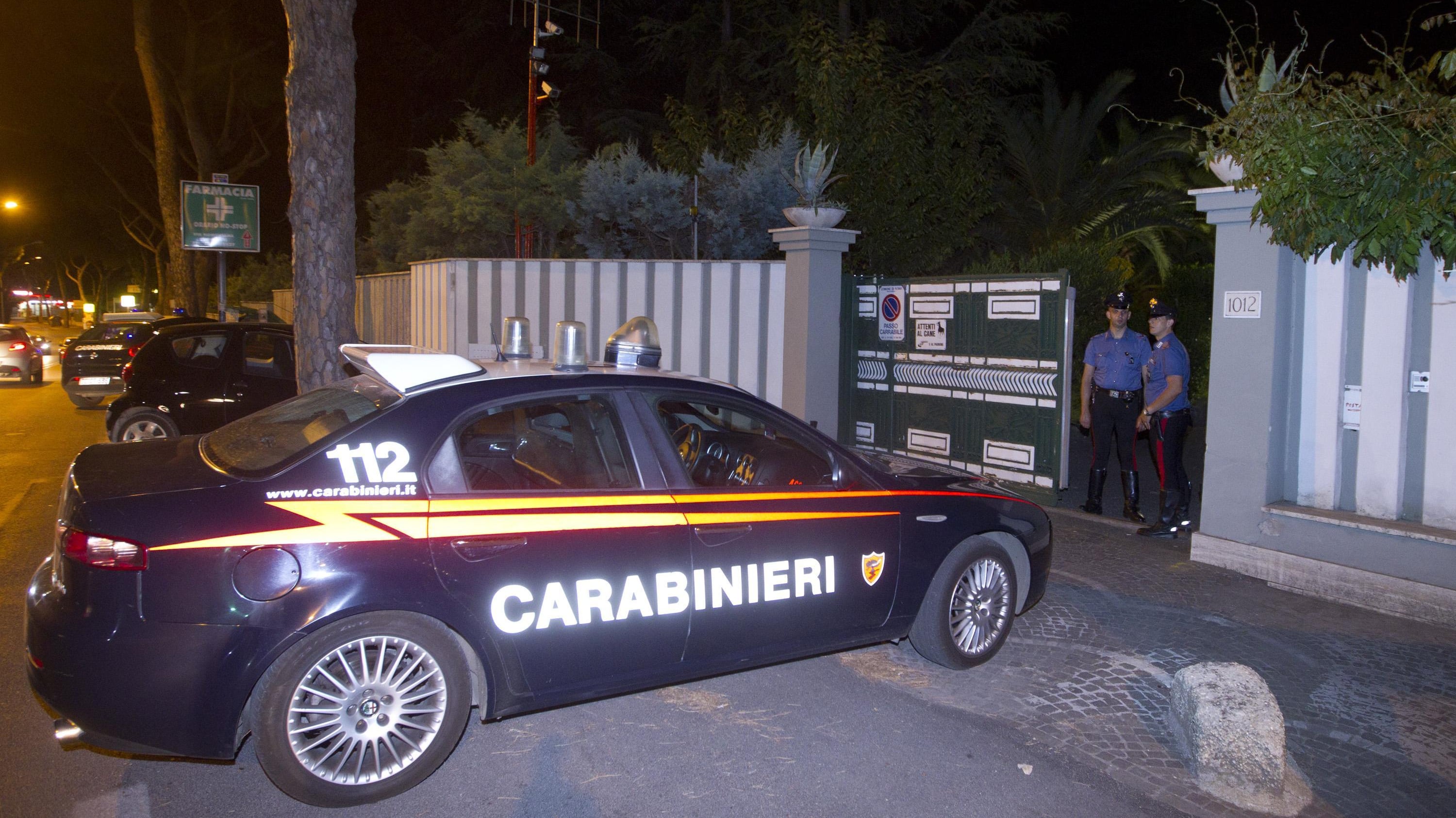 Terrore in una villa a Roma, reagisce alla rapina e spara: imprenditore uccide il ladro
